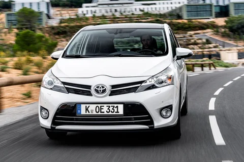 Toyota Verso Van 2.0 D-4D-F Dynamic 2014 view 2
