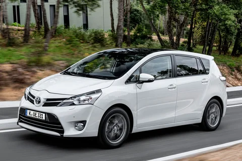 Toyota Verso Van 2.0 D-4D-F Dynamic 2014 view 3