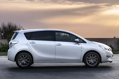 Toyota Verso Van 2.0 D-4D-F Dynamic 2014 view 4