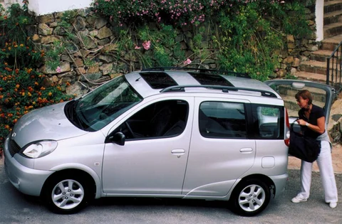 Toyota Yaris Verso 1.4 D4-D Linea Luna E 2002 view 4