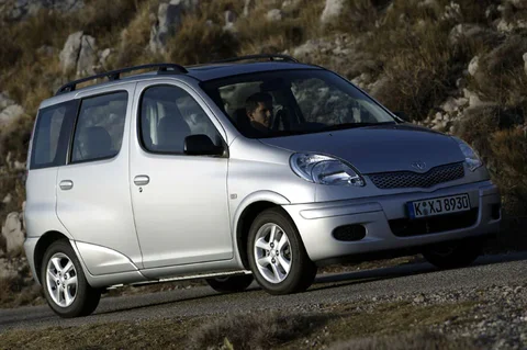 Toyota Yaris Verso 1.4 D4-D 2003 view 2