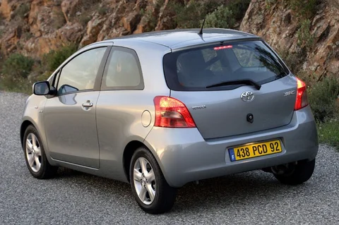 Toyota Yaris 1.4 D-4D Linea Terra 2005 view 4