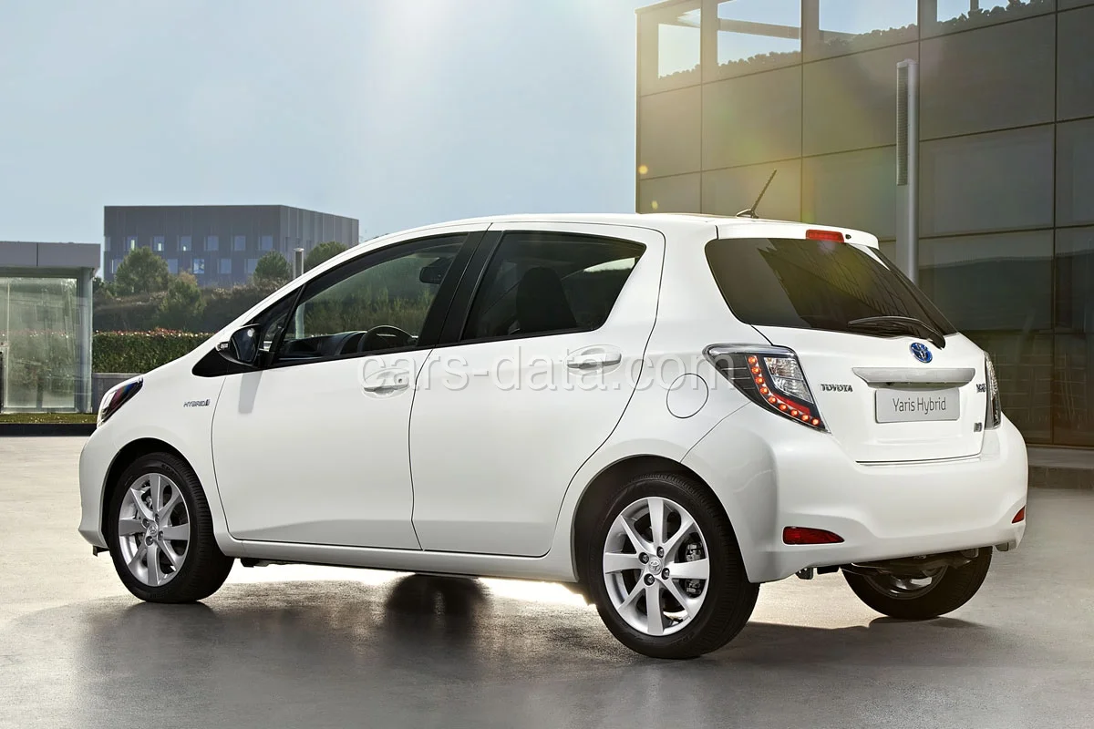 Toyota Yaris 1.5 Full Hybrid Dynamic 2012 front view