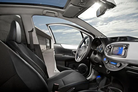 Toyota Yaris 1.5 Full Hybrid Dynamic 2012 view 3