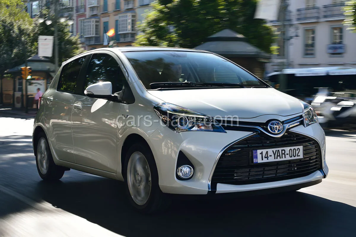 Toyota Yaris 1.5 Full Hybrid Dynamic 2014 front view