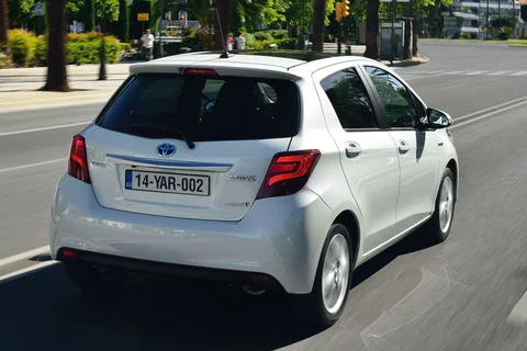 Toyota Yaris 1.5 Full Hybrid Dynamic 2014 view 2