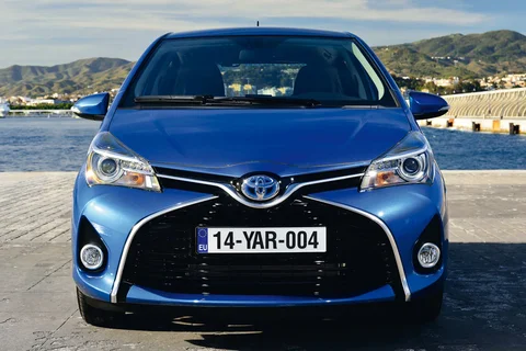 Toyota Yaris 1.3 VVT-i Dynamic 2014 view 3