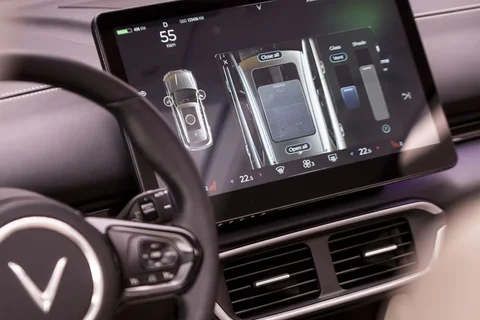 VinFast VF8 Eco 82kWh 2023 view 3