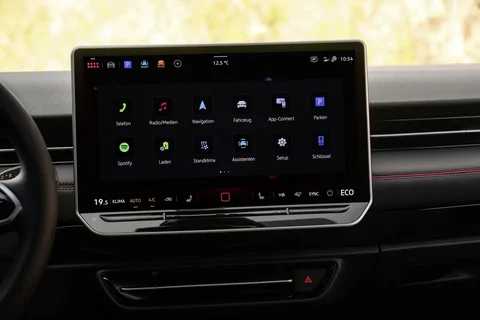 Volkswagen ID.7 Tourer 77kWh 286hp Pro 2024 view 9