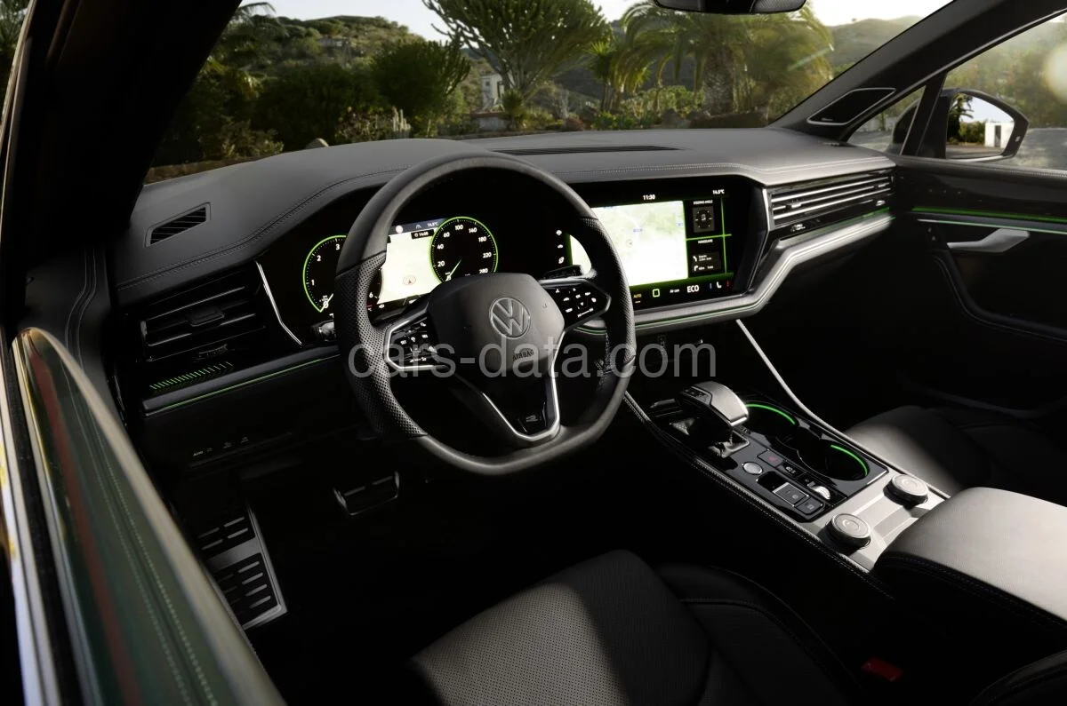 Volkswagen Touareg 3.0 V6 TSI eHybrid 4Motion Elegance 2023 front view