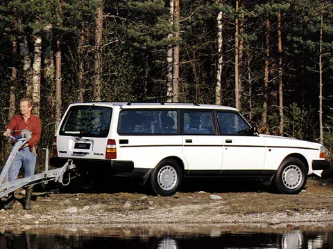 Volvo 240 Estate 1985 view 2