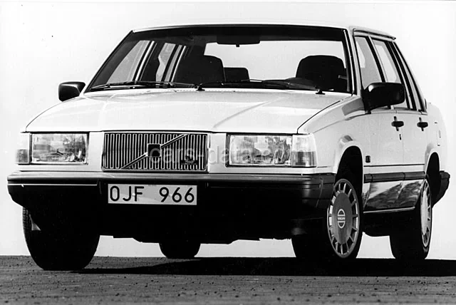 Volvo 740 2.3 1989 front view
