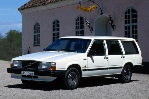 Volvo 740 GL 2.0 Estate 1988 view 3
