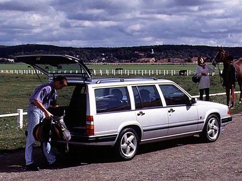 Volvo 940 Estate GL 2.0i 1990 view 2