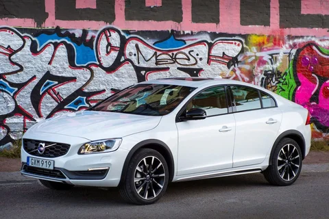 Volvo S60 Cross Country D3 Nordic+ 2016 view 3