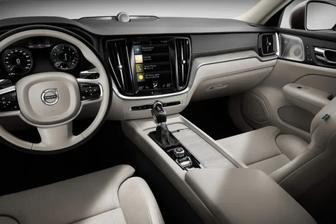 Volvo S60 T5 R-Design 2019 view 4