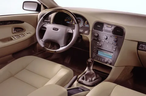 Volvo V40 1.8i Europa 2000 view 2