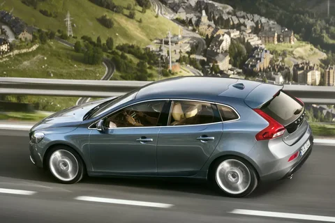 Volvo V40 D2 Kinetic 2015 view 3