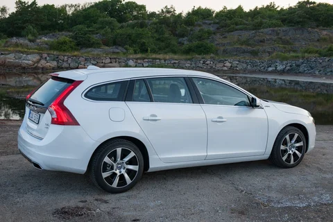 Volvo V60 D6 AWD Twin Engine Summum 2015 view 9