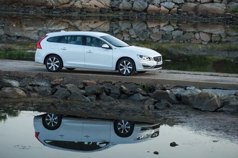 Volvo V60 D6 AWD Twin Engine Summum 2015 view 11