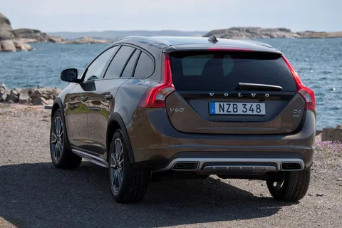 Volvo V60 Cross Country D4 Summum 2015 view 2