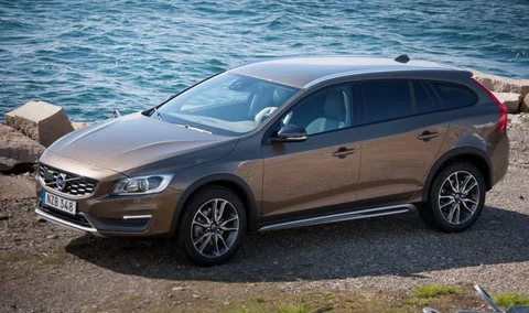 Volvo V60 Cross Country D4 Summum 2015 view 3