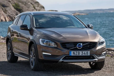 Volvo V60 Cross Country D4 Summum 2015 view 4