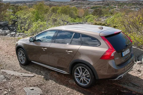 Volvo V60 Cross Country D4 Summum 2015 view 5