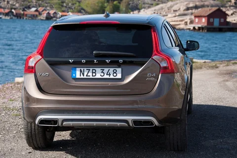 Volvo V60 Cross Country D4 Summum 2015 view 7