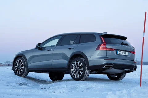 Volvo V60 Cross Country D4 AWD 2019 view 3