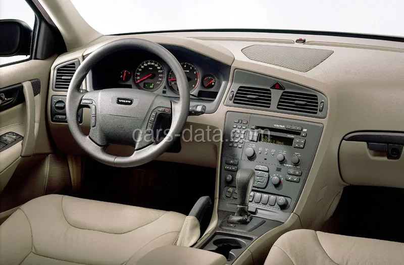 Volvo V70 Cross Country 2.4 T 2000 front view