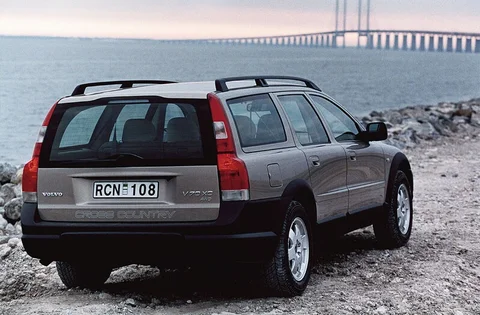 Volvo V70 Cross Country 2.4 T 2000 view 3