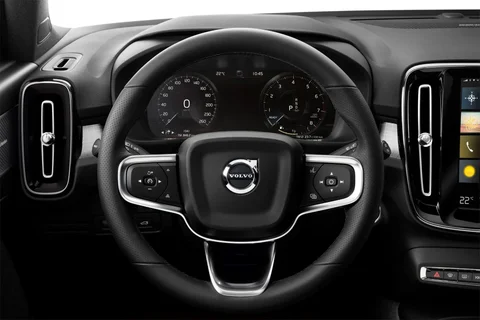Volvo XC40 B3 Momentum 2021 view 2