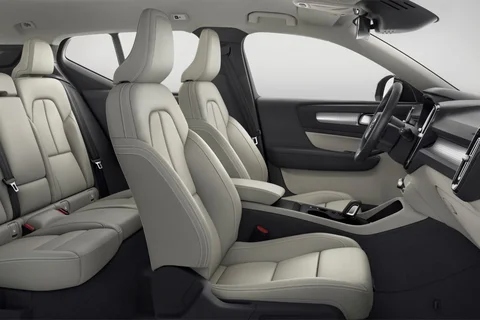Volvo XC40 B3 Momentum 2021 view 4