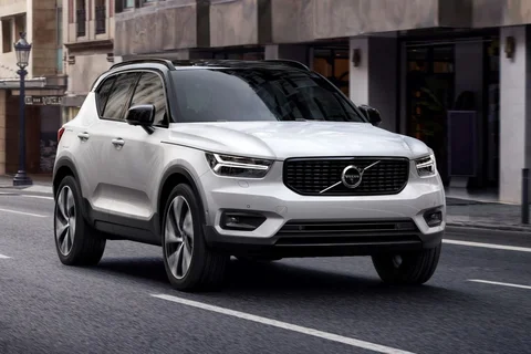 Volvo XC40 B3 Momentum 2021 view 7