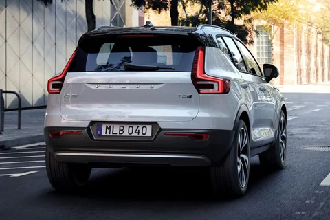 Volvo XC40 B3 Momentum 2021 view 8