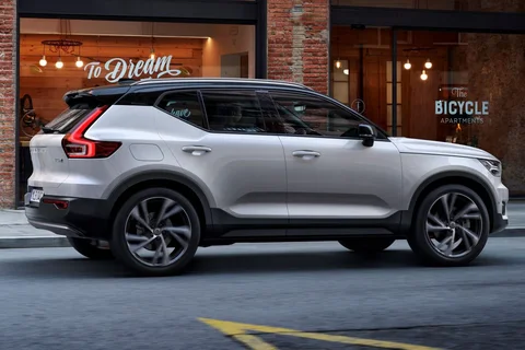 Volvo XC40 B3 Momentum 2021 view 9