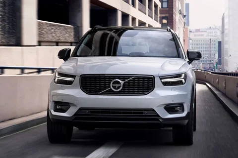 Volvo XC40 B3 Momentum 2021 view 11