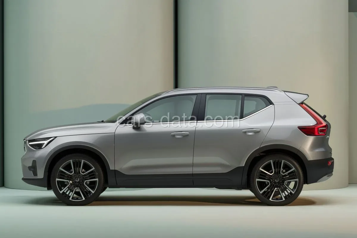 Volvo XC40 B4 Plus 2022 front view