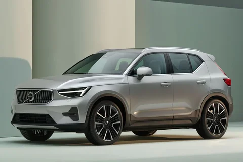 Volvo XC40 B4 Plus 2022 view 3