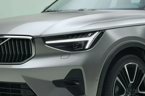 Volvo XC40 B4 Plus 2022 view 2
