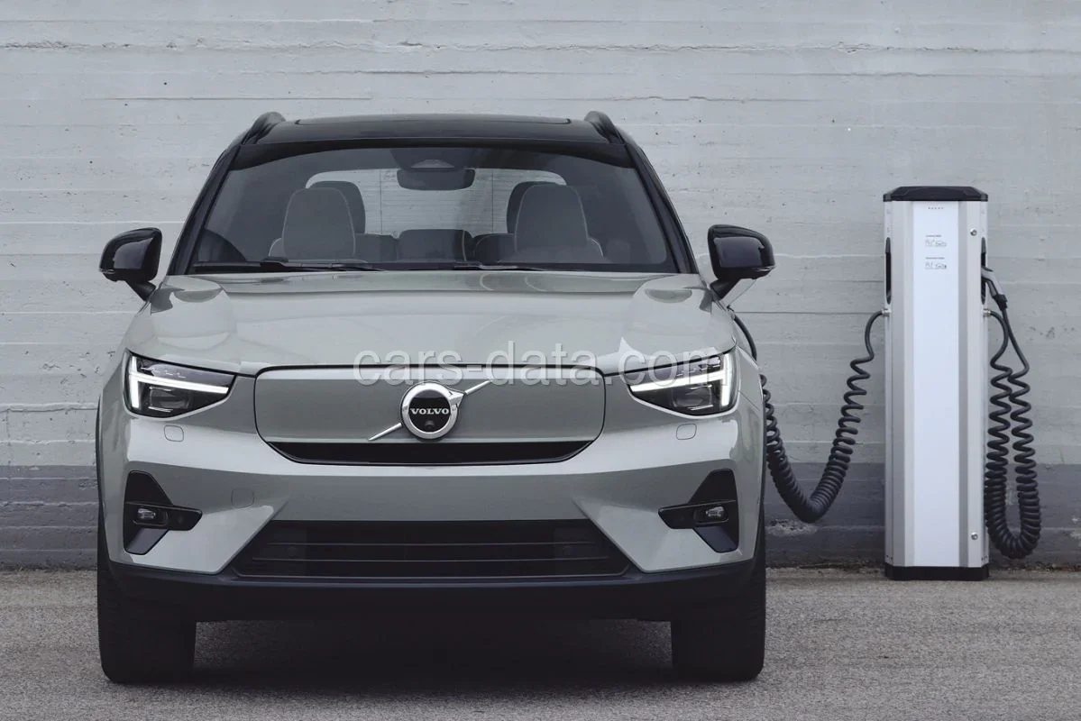 Volvo XC40 Recharge Extended Range Plus 2023 front view