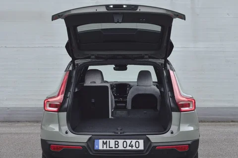 Volvo XC40 Recharge Extended Range Plus 2023 view 2