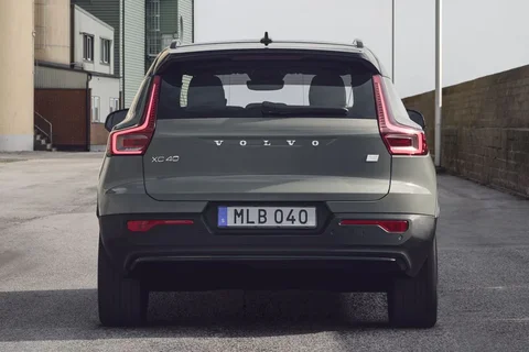 Volvo XC40 Recharge Extended Range Plus 2023 view 3
