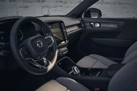Volvo XC40 Recharge Extended Range Plus 2023 view 9