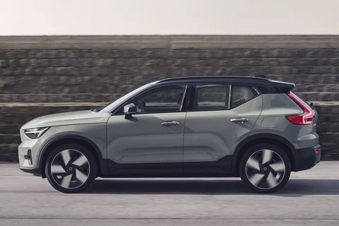 Volvo XC40 Recharge Extended Range Plus 2023 view 10