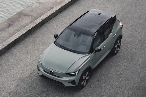 Volvo XC40 Recharge Extended Range Plus 2023 view 11