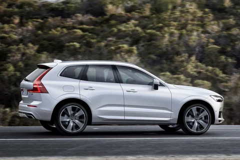 Volvo XC60 B5 R-Design 2019 view 2