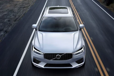 Volvo XC60 B5 R-Design 2019 view 3