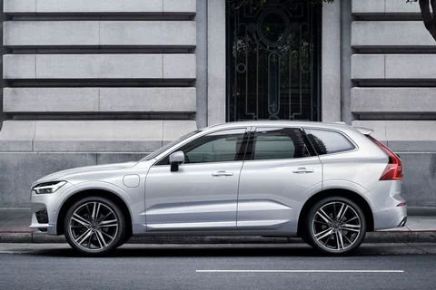 Volvo XC60 B5 R-Design 2019 view 4
